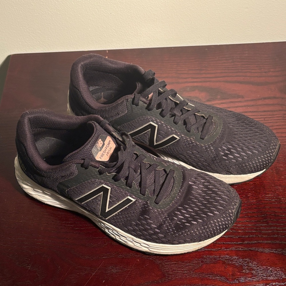New Balance Women's 8.5 Fresh Foam Arishi Black and White Sneakers
